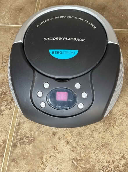 Photo of free cd/radio (Great Baddow CM2) #1