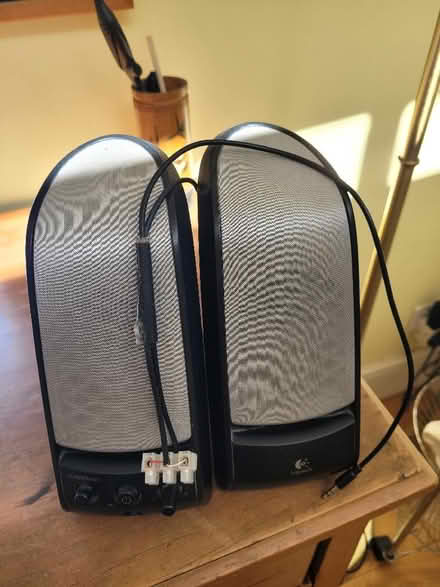 Photo of free A pair of Logitech small computer speakers (Hotwells BS8) #3