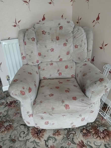 Photo of free Three seater settee and two armchairs (Sturton le Steeple DN22) #2