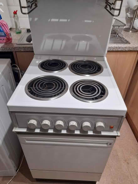 Photo of free Cooker ,old ,clean and no works OK (Sk1 3fu) #1