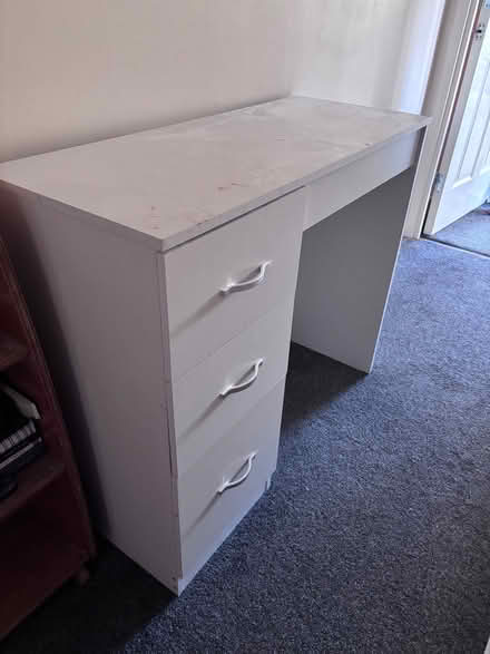 Photo of free White Desk (Micklefield HP13) #1