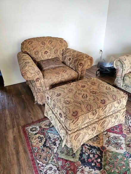 Photo of free Oversized Chair with Ottoman (Phoenixville) #1