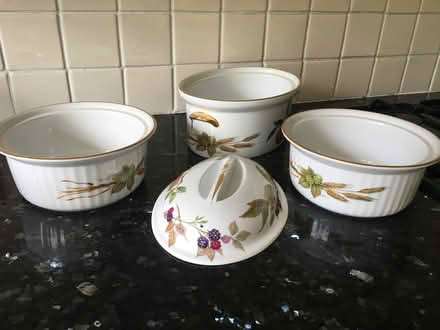 Photo of free Royal Worcester porcelain oven to table wear - 13 pieces (Coleshill HP7) #4