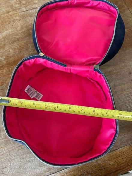 Photo of free Unused make-up/toiletries case (Royston, by the station (SG8)) #4