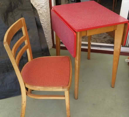 Photo of free table and 2 chairs (Addiscombe CR0) #1