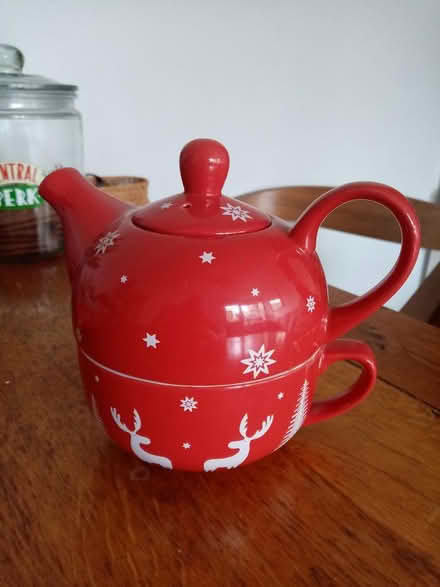 Photo of free Christmas themed teapot and cup set (Victoria SW1) #2
