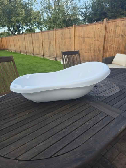 Photo of free Baby bath tub and high Chair (Edmonton Green N9) #1