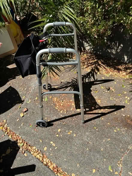 Photo of free Commode/ Fww (San Rafael) #1
