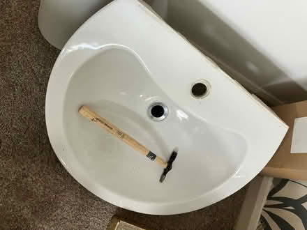 Photo of free Basin and pedestal (Chester le street) #1