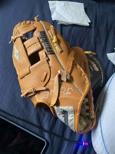 Photo of free Kids baseball glove (Stretford M32) #3