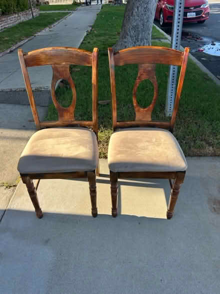 Photo of free curb alert - 2 free chairs (sidewalk Clybourn & camarillo) #1