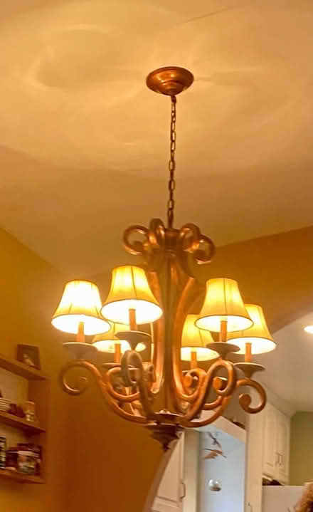 Photo of free working chandelier (San Marcos) #1