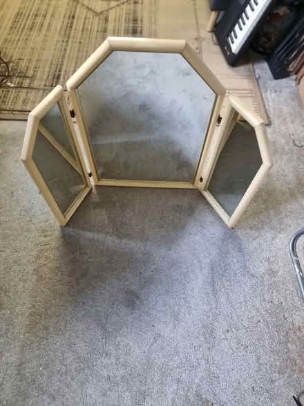Photo of free Foldable mirror (Harrow Weald HA3) #1
