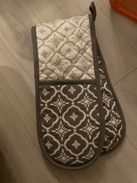 Photo of free New oven mits (Finsbury park) #1
