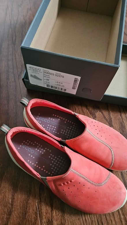 Photo of free Ecco women shoes, eu37, us6.5 (by luxmanor school) #1