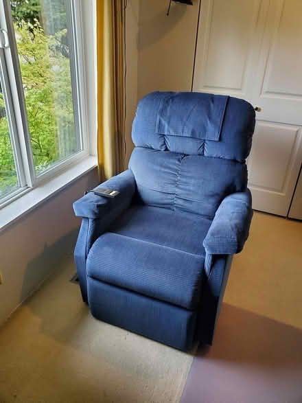 Photo of free Electric lift easy chair (South Bellevue/Eastgate area) #2