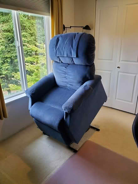 Photo of free Electric lift easy chair (South Bellevue/Eastgate area) #1