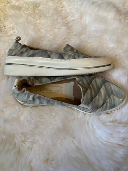 Photo of free RON WHITE women’s sneakers 39 (Rego Park) #4