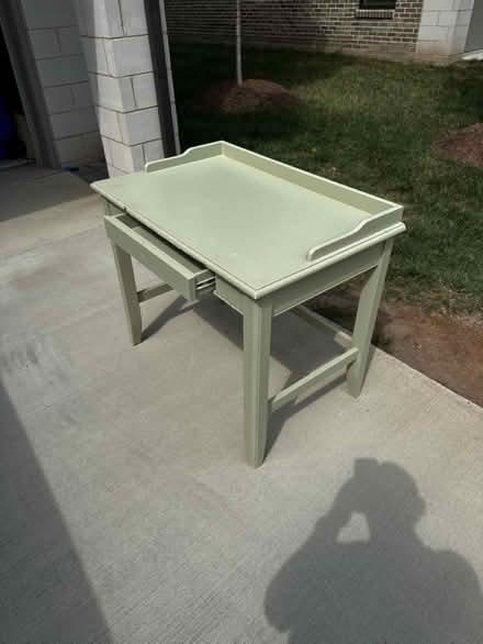 Photo of free Green desk (Ashburn area) #1