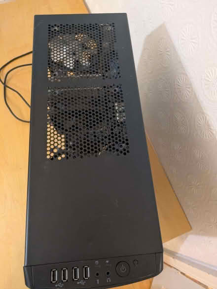 Photo of free Desktop computers for parts - one doesn't have a hard drive (Two Dales DE4) #1