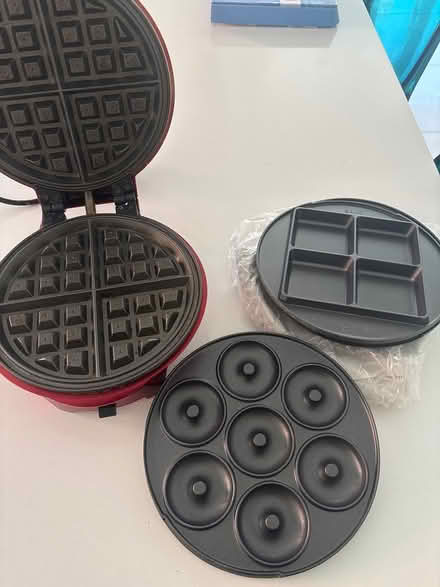 Photo of free VonShef waffle/ donut maker (CV5) #1