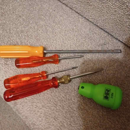 Photo of free 4 assorted screwdrivers + a compact set of 4 screwdriver bit (Oxford OX2) #2