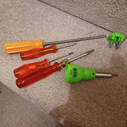 Photo of free 4 assorted screwdrivers + a compact set of 4 screwdriver bit (Oxford OX2) #1