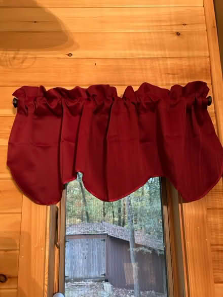 Photo of free Valance (Douglassville (Yellow House)) #1