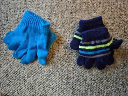 Photo of free Child knit gloves (Kanata (Katimavik)) #1