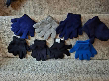 Photo of free Child knit gloves/mittens (Kanata (Katimavik)) #1