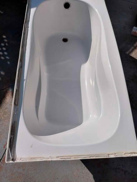 Photo of free Bathtub 30x60" (Appleby/New Street, Burlington) #1