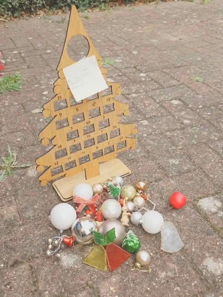 Photo of free Christmas advent tree for chocolate bars and decorations (Putnoe MK41) #1