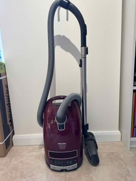 Photo of free Miele Complete C3 vacuum cleaner (Wokingham RG40) #2