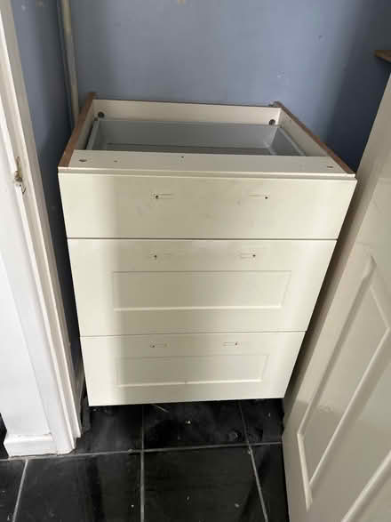 Photo of free 600 white drawer unit (Plumstead SE18) #1