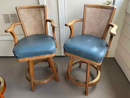 Photo of free two swivel stools - sea height 26” (San Rafael) #1