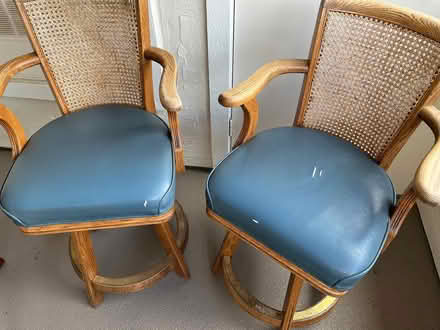 Photo of free two swivel stools - sea height 26” (San Rafael) #2