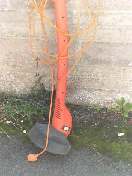 Photo of free B and D electric strimmer (north curry) #1