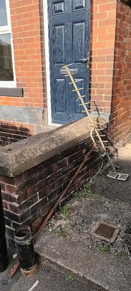 Photo of free TV Arial and metal pot (Woodseats S8) #2