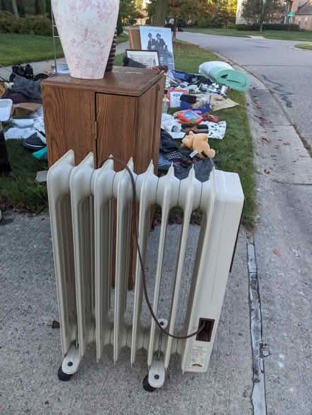 Photo of free Curb alert: Edger, pans, heater etc (8028 Creek Bend Dr, Ypsilanti) #2