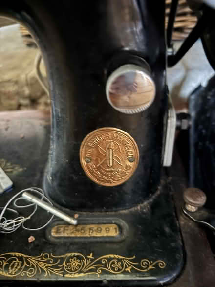 Photo of free Singer Sewing Machine (Golders Green NW11) #4