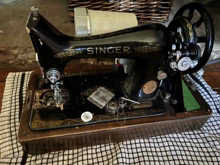 Photo of free Singer Sewing Machine (Golders Green NW11) #1