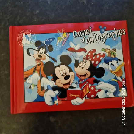 Photo of free Disney Paris autograph book (Chester CH2) #1