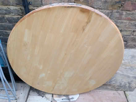 Photo of free Round extendable table (SE13 Hither Green) #1