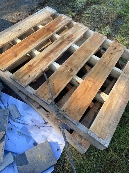 Photo of free 2 pallets excellent condition (Ijamsville 21754) #1