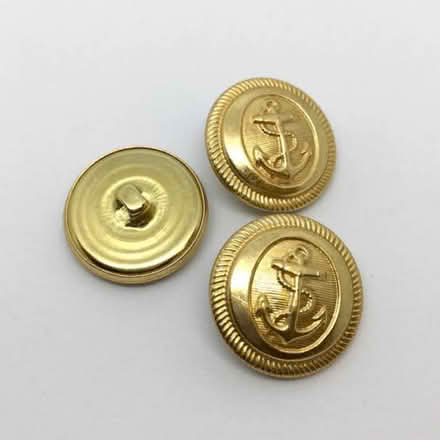 Photo of 6 gold buttons (Hyde park, ls6) #1