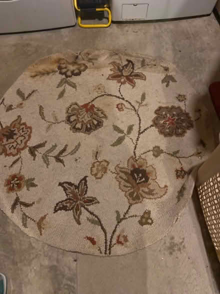 Photo of free 4 x 4‘ round rug100% virgin wool (Glen Burnie) #1