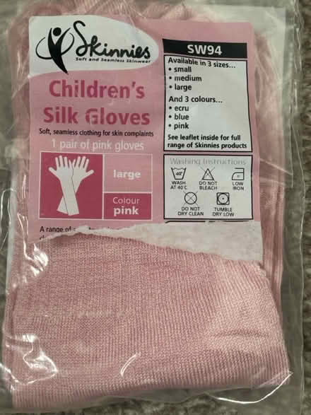 Photo of free Skinnies gloves pink (Midhurst) #1