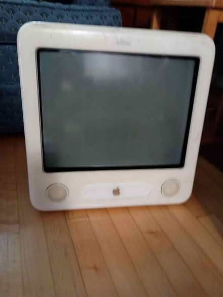 Photo of free eMac (white) (Yonge/Sheppard) #1