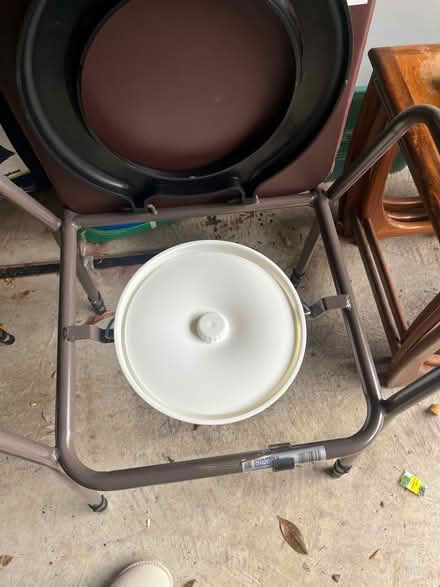 Photo of free Commode (Lamorbey DA15) #3