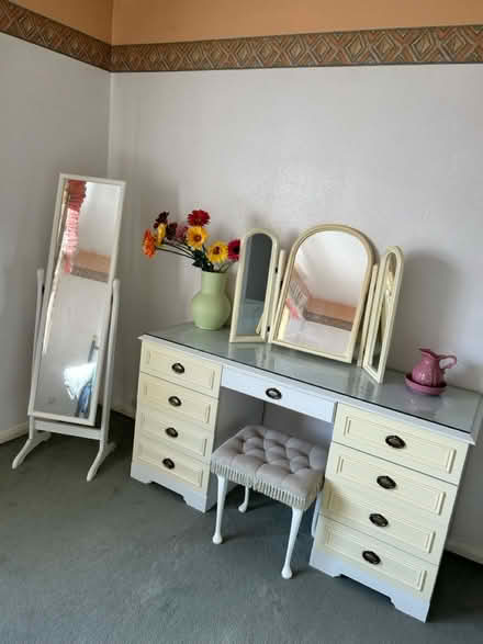 Photo of free White bedroom furniture (LU6) #1